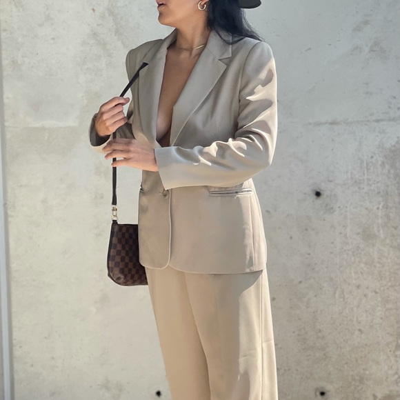 SUIT - Picture 5 of 7